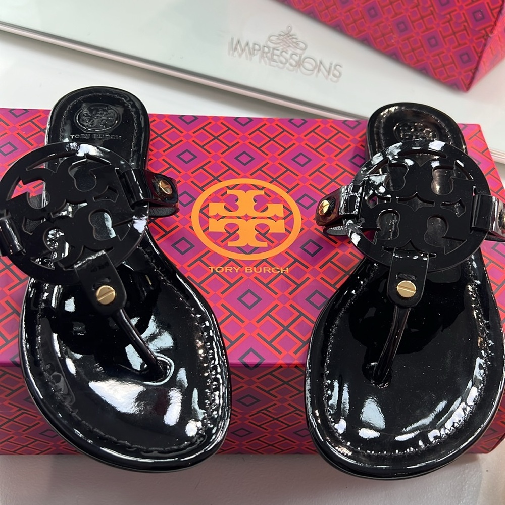 Tory Burch patent leather black sandal with large emblem waterproof size 6.5 NEW - Picture 5 of 10
